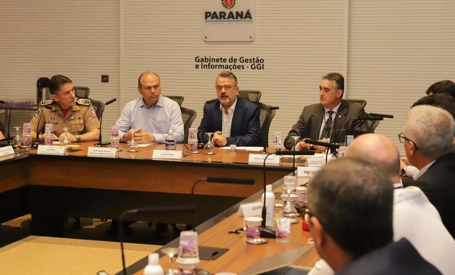Reunião no Gabinete de Gestão e Informação (GGI) sobre o programa Descomplica Paraná.