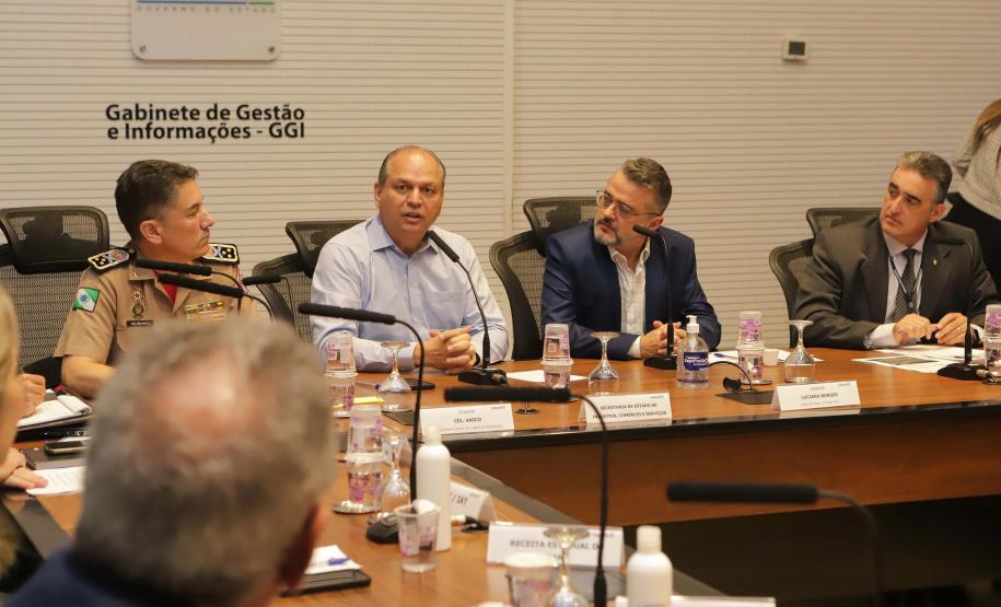 Reunião no Gabinete de Gestão e Informação (GGI) sobre o programa Descomplica Paraná.