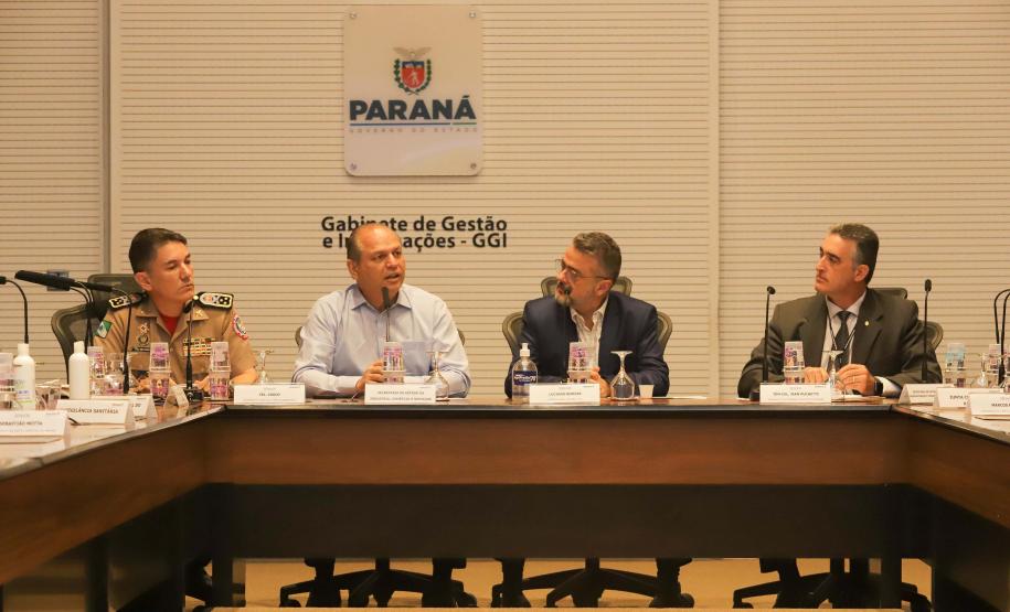 Reunião no Gabinete de Gestão e Informação (GGI) sobre o programa Descomplica Paraná.