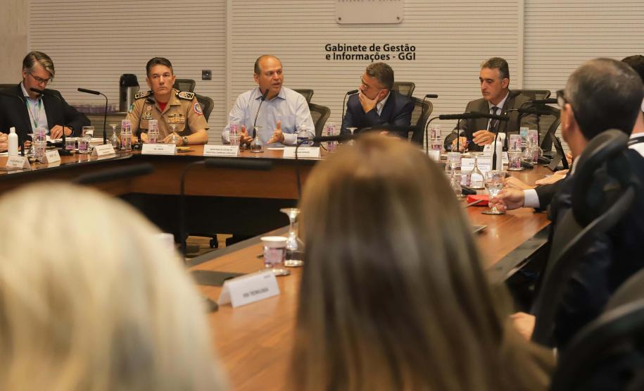 Reunião no Gabinete de Gestão e Informação (GGI) sobre o programa Descomplica Paraná.